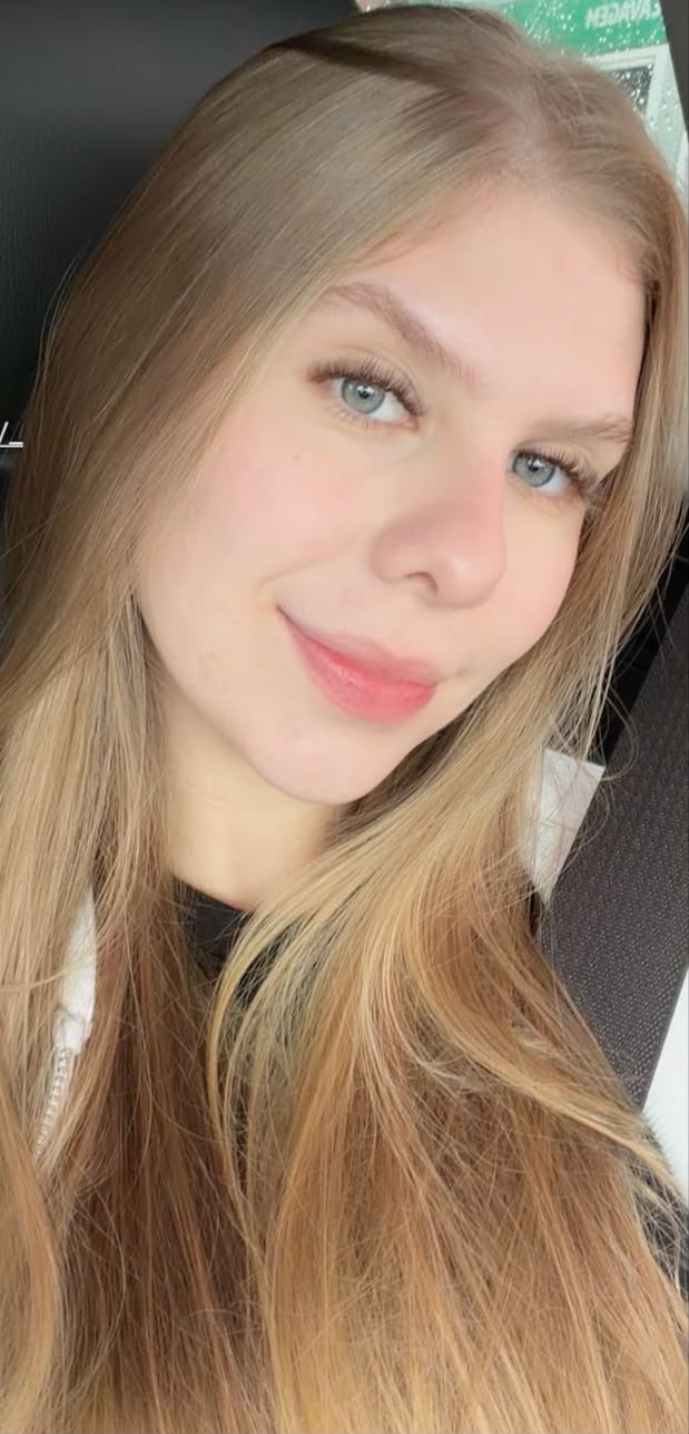Cliente do Studio C Beauty com extensão de cílios